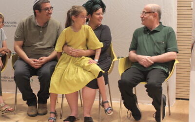 Shalom et Esti Yaniv (à gauche et au centre) et leur fille Kama rencontrent Ron Carmeli, qui a reçu une cornée donnée par Hillel et Yagel Yaniv, à l'hôpital Beilinson, le 18 juin 2023. (Crédit : Tamar Cohen)