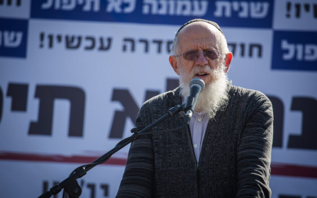 Le rabbin Yaakov Medan s'exprimant lors d'une manifestation devant la Knesset contre l'expulsion prévue de l'avant-poste illégal d'Amona, le 30 janvier 2017. (Crédit : Hadas Parush/FLASH90)