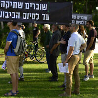 Evénement organisé par l’ONG de gauche "Briser le silence"  à Tel-Aviv, le 1er juillet 2017, au cours duquel des témoignages de soldats précédemment stationnés en Cisjordanie ont été lus à haute voix devant la base militaire de Kirya. Le panneau dit : 'Briser le silence jusqu’à la fin de l’occupation.' (Crédit : Tomer Neuberg/Flash90)