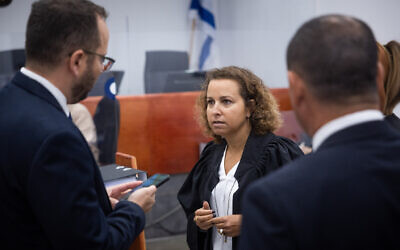 La procureure Judith Tirosh lors d'une audience du procès Netanyahu à la Cour de district de Jérusalem, le 29 novembre 2022. (Crédit : Yonatan Sindel/Flash90)