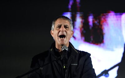Avi Himi, alors président de l'Association du barreau israélien, s'exprimant lors d'un rassemblement contre le nouveau gouvernement du Premier ministre Benjamin Netanyahu, à Tel Aviv, le 21 janvier 2023. (Crédit : Gili Yaari/Flash90)