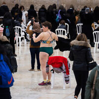 Une femme en maillot de bain dans la section réservée aux femmes au mur Occidental, le 12 février 2023. (Crédit : Oren Ziv/Flash90)