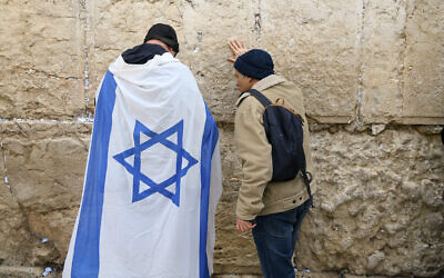 Des manifestants prient au mur Occidental de Jérusalem avant un rassemblement anti-gouvernemental, le 13 février 2023. (Crédit : Arie Leib Abrams/FLASH90)