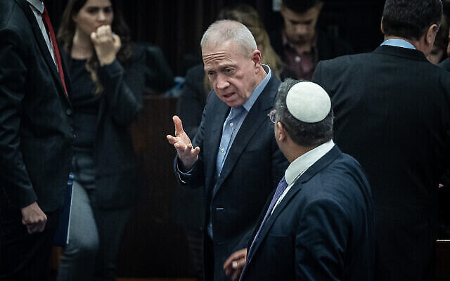 Le ministre de la Défense Yoav Gallant, au centre, parle avec le ministre de la Sécurité nationale Itamar Ben Gvir à la Knesset, le 15 février 2023. (Crédit : Yonatan Sindel/Flash90)