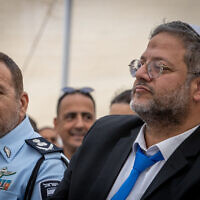 Le ministre de la Sécurité nationale, Itamar Ben Gvir, à droite, et le commissaire de police Kobi Shabtai lors d'une cérémonie de la Journée israélienne de l'indépendance au siège national de la police israélienne de Jérusalem, le 20 avril 2023. (Crédit :  Oren Ben Hakoon/Flash90)