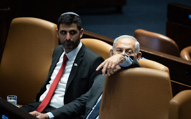 Le Premier ministre Benjamin Netanyahu, à droite, avec le ministre des Communications Shlomo Karhi lors d'une discussion et d'un vote à la Knesset, à Jérusalem, le 1er mai 2023. (Crédit : Yonatan Sindel/Flash90)