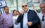 Le député du Likud Nissim Vaturi aux côtés des soutiens de l'ancien policier de la police des frontières Orian Ben Khalifa, accusé d'avoir agressé une Palestinienne dans la Vieille Ville de Jérusalem, lors d'une manifestation aux abords de la Cour des magistrats de Jérusalem où l'homme est jugé, le 2 mai 2023. (Crédit : Yonatan Sindel/Flash90)