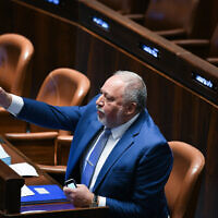 Le chef du parti Yisrael Beytenu Avigdor Liberman lors d'une discussion et d'un vote dans la salle du parlement, la Knesset, à Jérusalem, le 15 mai 2023. (Crédit : Arie Leib Abrams/Flash90)