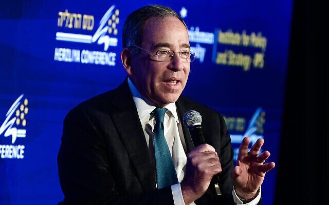 L'ambassadeur des États-Unis en Israël, Tom Nides, prend la parole à la conférence d'Herzliya le 22 mai 2023. (Crédit : Avshalom Sassoni/Flash90)