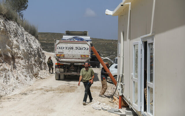 Des travaux de construction dans l'avant-poste illégal de Homesh en Cisjordanie, le 29 mai 2023. (Crédit : Flash90)