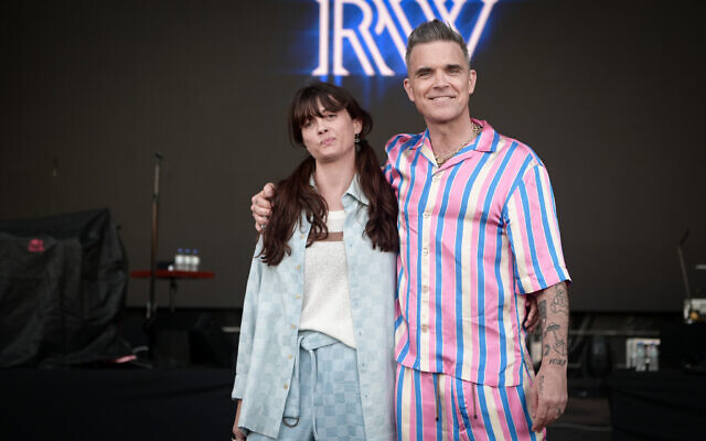 La pop star britannique Robbie Williams, à droite, et la chanteuse israélienne Noga Erez, à Tel Aviv, le 31 mai 2023. (Crédit : Avshalom Sassoni/FLASH90)