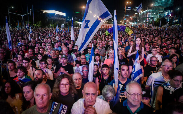 Des personnes participant à une manifestation contre le projet de réforme du système judiciaire, à Tel Aviv, le 3 juin 2023. (Crédit : Avshalom Sassoni/Flash90)