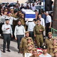 Famille et amis assistent aux funérailles de la Sgt. Lia Ben Nun qui a été tuée à la frontière égyptienne un jour plus tôt, au cimetière militaire de Rishon Lezion, le 4 juin 2023. (Crédit : Flash90)