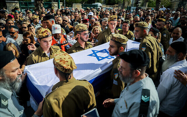 Famille et amis assistent aux funérailles du sergent-chef Uri Yizhak Ilouz, tué à la frontière égyptienne le 3 juin 2023, au cimetière militaire de Safed, le 4 juin 2023. (Crédit : David Cohen/Flash90)