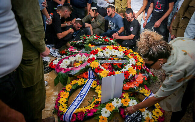 Famille et amis assistent aux funérailles de la Sgt. Lia Ben Nun qui a été tuée à la frontière égyptienne un jour plus tôt, au cimetière militaire de Rishon Lezion, le 4 juin 2023. (Crédit : Flash90)