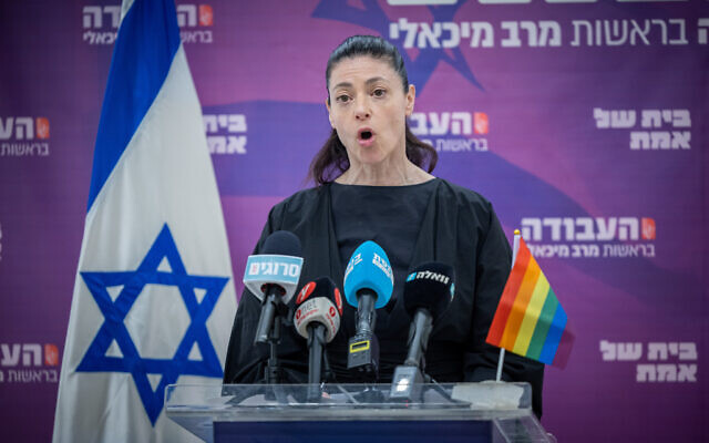 La cheffe du parti Avoda Merav Michaeli lors d'une réunion de sa faction, à la Knesset, à Jérusalem, le 5 juin 2023. (Crédit : Yonatan Sindel/Flash90)