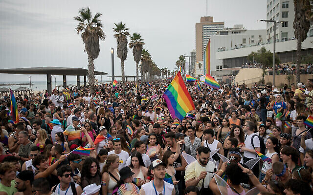 Des milliers de personnes participent au défilé annuel de la Gay Pride à Tel Aviv, le 8 juin 2023. (Crédit : Miriam Alster/Flash90)