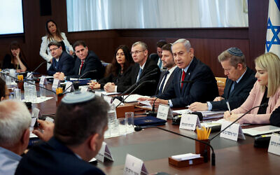 Illustration ! Le Premier ministre Benjamin Netanyahu dirige une rencontre du cabinet au bureau du Premier ministre de Jérusalem, le 18 juin 2023. (Crédit : Amit Shabi/Pool)