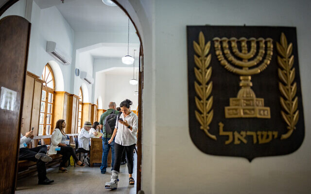 Les avocats votent lors des élections de l'Association israélienne du barreau à la Cour des magistrats de Jérusalem, le 20 juin 2023. (Crédit : Yonatan Sindel/Flash90)