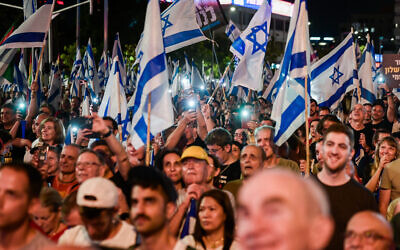 Des gens protestent contre la refonte judiciaire à Tel Aviv, le 24 juin 2023. (Crédit : Avshalom Sassoni/Flash90)