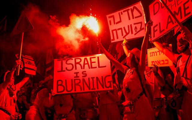 Des gens protestent contre la refonte judiciaire à Tel Aviv, le 24 juin 2023. (Crédit : Miriam Alster/Flash90)