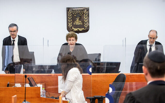 Les juges prenant place à la Cour de Jérusalem avant le témoignage du milliardaire Arnon Milchan dans le procès pour corruption de Benjamin Netanyahu, le 25 juin 2023. (Crédit : Oren Ben Hakoon/POOL)