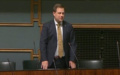 Le ministre finlandais des Affaires économiques, Vilhelm Junnila, s’exprimant devant le Parlement, à Helsinki. (Crédit : Capture d’écran YouTube ; utilisée conformément à l’article 27a de la loi sur les droits d’auteur)