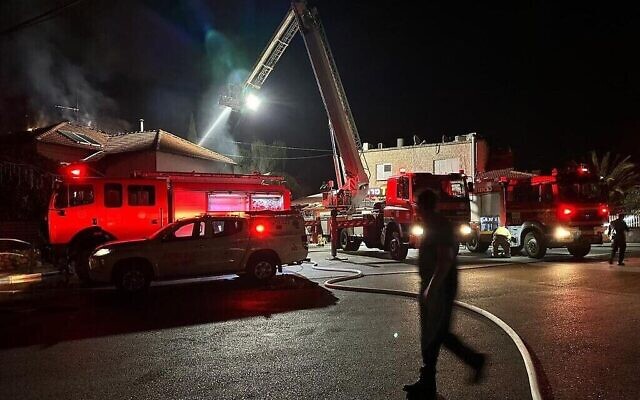 Les pompiers sur les lieux d'un incendie criminel présumé de la maison d'un policier dans la ville de Rehaniya, dans le nord du pays, le 8 juin 2023. (Crédit : Services d'incendie et de secours)