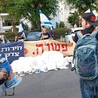 Des activistes anti-réforme judiciaire manifestent aux abords du domicile de Yair Lapid, chef de Yesh Atid, le 6 juin 2023. (Capture d'écran : Twitter)