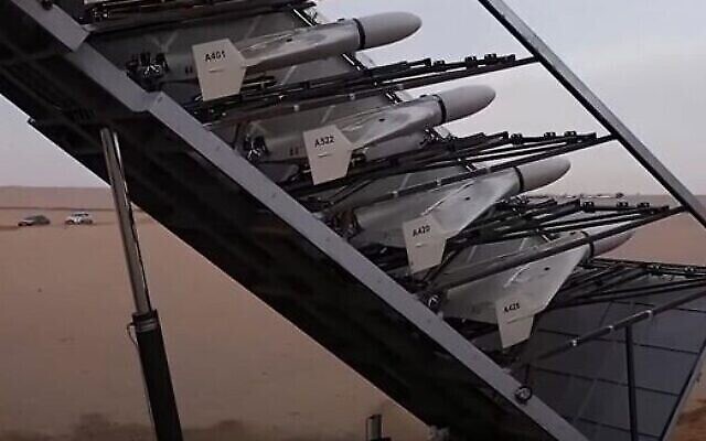 Des moteurs de drones de fabrication iranienne présentés lors d'une exposition en Iran en octobre 2014, dans une image qu'Israël a présentée aux responsables américains, à Washington, le 26 octobre 2022. (Crédit : Bureau du président iranien)