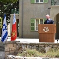 Le ministre de la Défense Yoav Gallant s'exprimant lors d'une cérémonie au quartier général de Tsahal, à Tel Aviv, le 1er juin 2023. (Crédit : Nicole Laskavi/Ministère de la Défense)