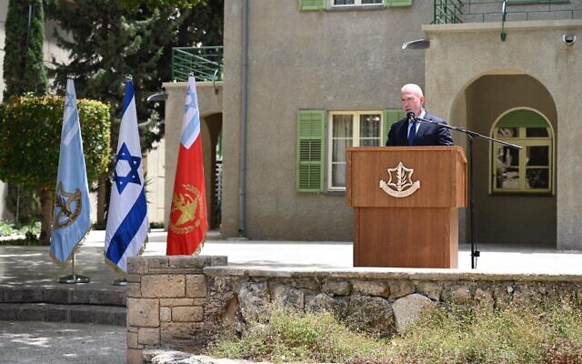 Le ministre de la Défense Yoav Gallant s'exprimant lors d'une cérémonie au quartier général de Tsahal, à Tel Aviv, le 1er juin 2023. (Crédit : Nicole Laskavi/Ministère de la Défense)