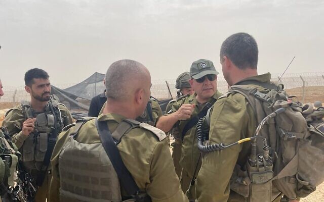 Le chef du Commandement du Sud de l’armée israélienne, le général de division Eliezer Toledano, sur les lieux d'une fusillade meurtrière et d'affrontements à la frontière avec l'Égypte, le 3 juin 2023. (Crédit :  Armée israélienne)