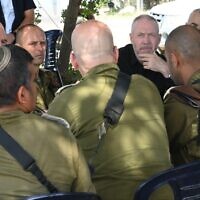 Le ministre de la Défense Yoav Gallant s'entretenant avec des soldats de Tsahal lors d'un exercice dans le nord d'Israël, le 6 juin 2023. (Crédit : Ariel Hermoni/Ministère de la Défense)