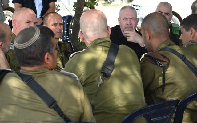 Le ministre de la Défense Yoav Gallant s'entretenant avec des soldats de Tsahal lors d'un exercice dans le nord d'Israël, le 6 juin 2023. (Crédit : Ariel Hermoni/Ministère de la Défense)