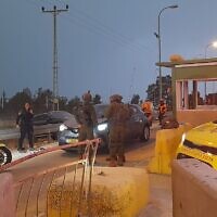 De secouristes et forces de sécurité au poste de contrôle de Rantis, après qu'un Palestinien au volant d'une voiture volée a agressé un soldat avant d'être abattu, en Cisjordanie, le 9 juin 2023. (Autorisation ; utilisée conformément à la clause 27a de la loi sur le droit d'auteur)