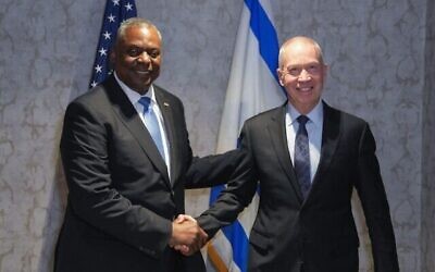 Le secrétaire américain à la Défense Lloyd Austin, à gauche, et le ministre de la Défense Yoav Gallant, à Bruxelles, le 15 juin 2023. (Crédit : Elad Malcha/Ministère de la Défense)