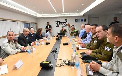 Le Premier ministre Benjamin Netanyahu tient une consultation sur la sécurité après l'attentat terroriste d'Eli, le 20 juin 2023. (Crédit : Haim Zach/GPO)