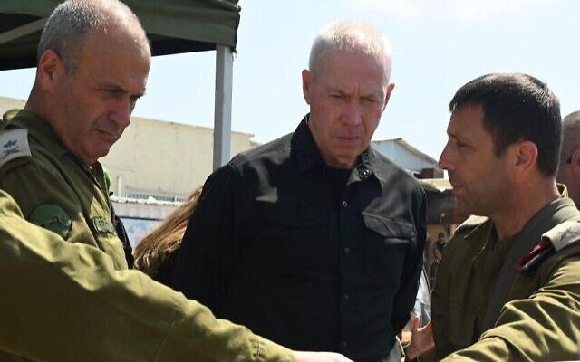 Le ministre de la Défense Yoav Gallant sur les lieux au lendemain d'un attentat terroriste à proximité d'Eli, une implantation de Cisjordanie, le 21 juin 2023. (Crédit : Ariel Hermoni/Defense Ministry)
