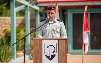 Le colonel Omer Cohen prononce un discours lors d'une cérémonie le nommant nouveau chef de la brigade commando de l'armée, le 1er juin 2023. (Crédit : armée israélienne)