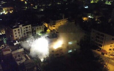 Les troupes israéliennes démolissant l'appartement d'Osama Taweel, un Palestinien accusé d'avoir tué un soldat en Cisjordanie, dans la ville de Naplouse, le 15 juin 2023. (Crédit : Armée israélienne)