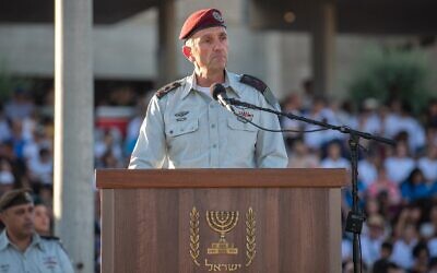 Le chef d'état-major Herzi Halevi lors d'une cérémonie de remise des diplômes des cadets sur la base Bahad 1, dans le sud d'Israël, le 28 juin 2023. (Crédit : Armée israélienne)