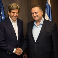 L'envoyé sur le climat des États-Unis John Kerry, à gauche, et le ministre de l'Énergie israélien Israel Katzlors d'une rencontre à Jérusalem, le 2 juin 2023. (Crédit : Oded Karni)