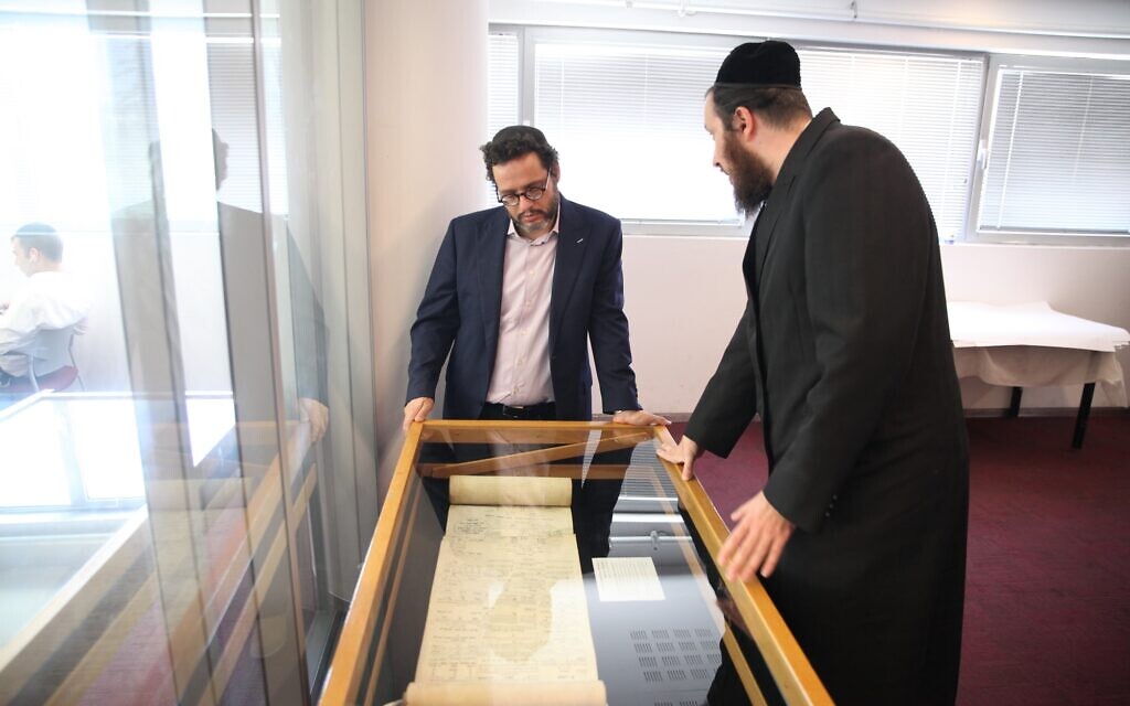 Dr. Haïm Neria montrant un rouleau d'ilan kabbalistique à la Bibliothèque nationale d'Israël, à Jérusalem, le 11 juin 2023. (Crédit : Uri Barkat)