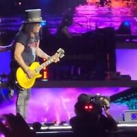 Axl Rose et Slash de Guns N' Roses lors d'un concert à Tel Aviv, le 5 juin 2023. (Capture d'écran :  YouTube/used in accordance with clause 27a of the copyright law)