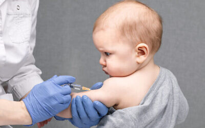 Illustration : Un bébé recevant un vaccin de routine. (Crédit : naumoid; iStock de Getty Images)