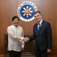 Le ministre des Affaires étrangères Eli Cohen, à droite, rencontrant le président philippin Ferdinand "Bongbong" Marcos Jr., à Manille, le 5 juin 2023. (Crédit : Ministère des Affaires étrangères)