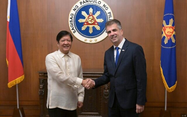 Le ministre des Affaires étrangères Eli Cohen, à droite, rencontrant le président philippin Ferdinand "Bongbong" Marcos Jr., à Manille, le 5 juin 2023. (Crédit : Ministère des Affaires étrangères)