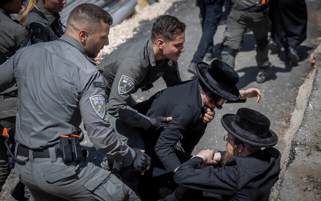 Photo d'illustration : la police se heurte à des ultra-orthodoxes protestant contre la présence d'une boutique de téléphonie cellulaire dans le quartier Gueula, à Jérusalem, le 16 janvier 2023. (Crédit : Yonatan Sindel/Flash90)