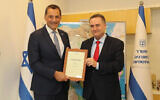 Le ministre de l’Énergie Israël Katz, à droite, et Mathios Regas, PDG d'Energean. (Autorisation)